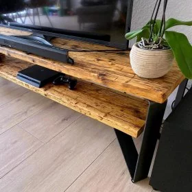 Mobile Preview: TV-Lowboard mit Fernseher und Receiver- TV-Anrichte aus recycelten Massivholz Gerüstbohlen Farbe honey mit Kufen aus Stahl real steel
